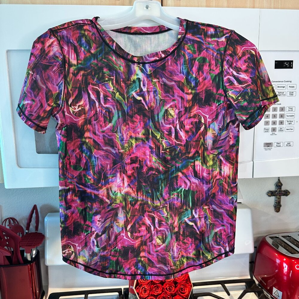 Lululemon short sleeve Shirt BEAUTIFUL !!